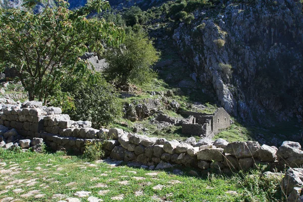 Ruinas de la fortaleza medieval en las montañas de Montenegro — Foto de Stock