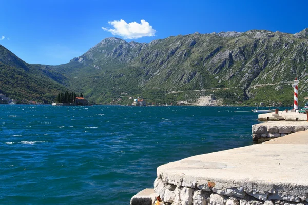 Pláž v zátoce Kotor, Černá Hora — Stock fotografie