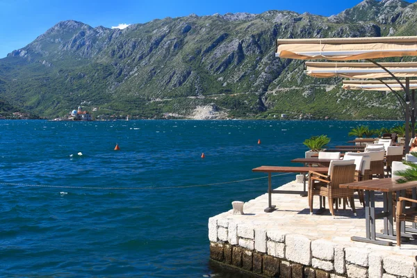 Pouliční kavárny ve městě Perast s výhledem na zátoku Kotor — Stock fotografie