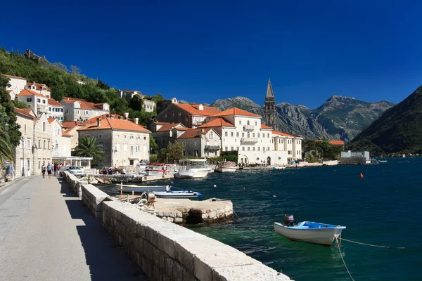 Weg naar Perast over de zee. Montenegro — Stockfoto