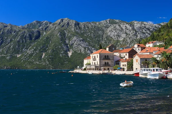 Прекрасный вид на прибрежный город Пераст, Черногория — стоковое фото