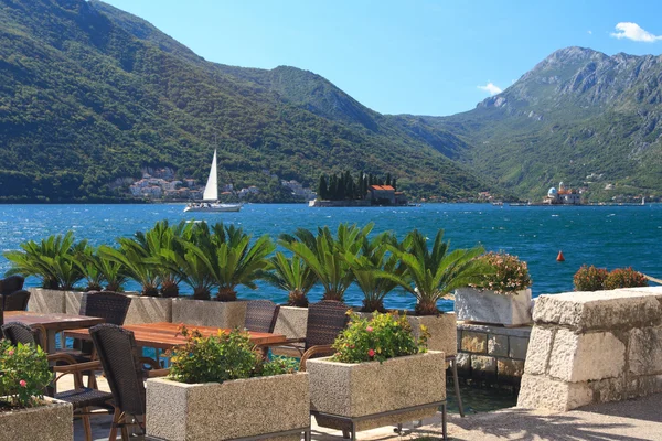 Cafe aan de waterkant in Perast, Montenegro — Stockfoto