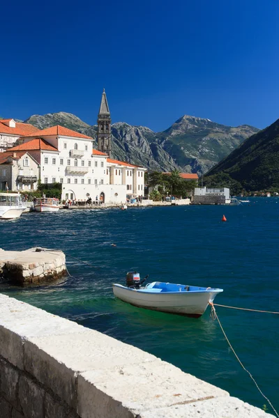 Prachtige stad van Perast in de buurt van de zee. Montenegro — Stockfoto