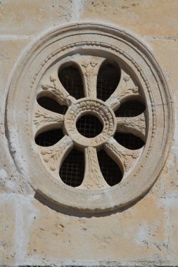 Dekoratif yuvarlak pencere yakın çekim eski kilise, Monteneg