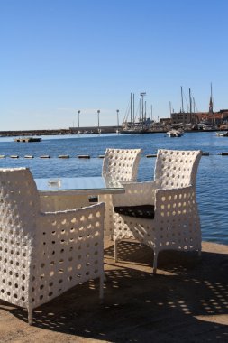 Budva, Karadağ için denize bakan cafe 