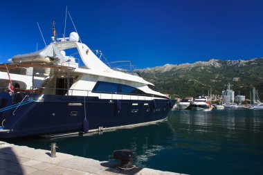 Güzel mavi yat limanında Budva, Karadağ