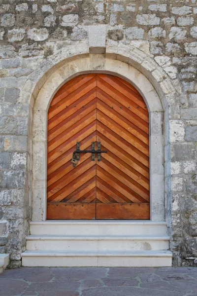 부 드 바 성채에 나무로 되는 문 입구 — 스톡 사진