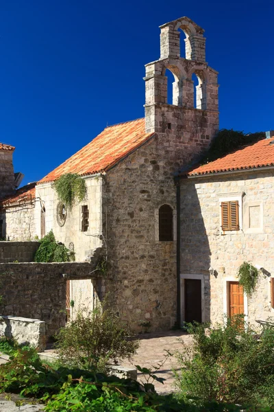 Vanha pieni kirkko Budvassa, Montenegro — kuvapankkivalokuva