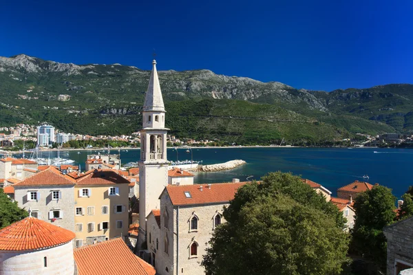 Stad van Budva op de achtergrond van de zee en de bergen. — Stockfoto