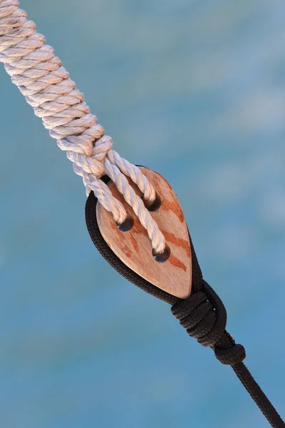 Ancient marine pulleys with rope closeup — Stock Photo, Image