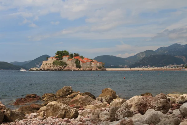 Coastal boulders closeup on a background of the Sveti Stefan — Stock Photo, Image