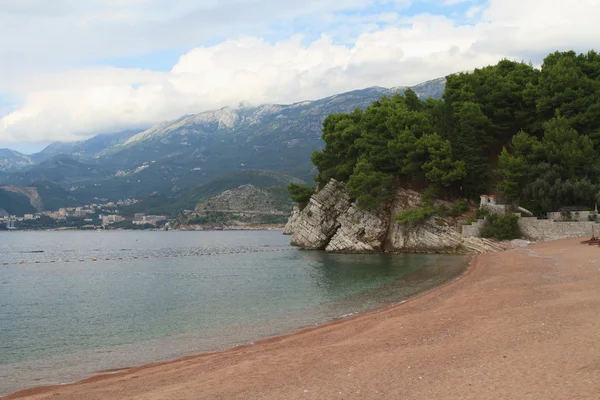 Bella spiaggia sulla riviera di Budva. Montenegro — Foto Stock