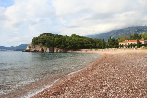 Красивый галечный пляж Черногория — стоковое фото