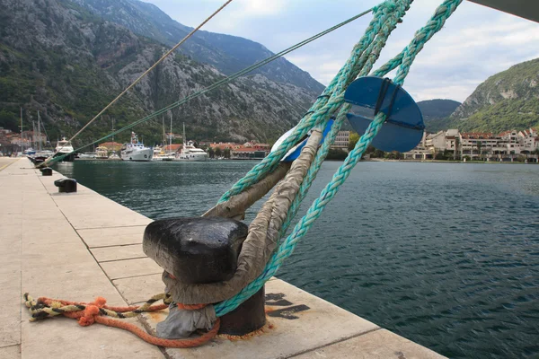 Mooring bollard with knotted nautical ropes — Stock Photo, Image