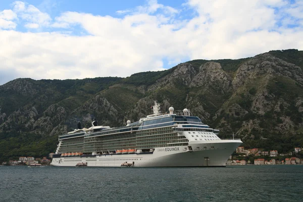 Passagiersschip in de baai van Kotor, Montenegro — Stockfoto