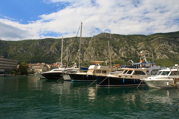 Krásné jachty v středomořském přístavu. — Stock fotografie
