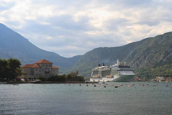 Buque de pasajeros en la Bahía de Kotor, Perast, Montenegro — Foto de Stock