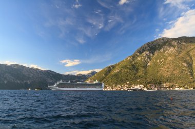 perast kasabası yakınlarındaki yolcu gemisi 
