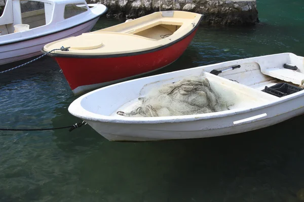 Fischerboote mit Netzen in Nahaufnahme. — Stockfoto