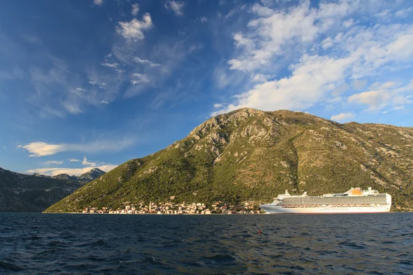 Mooie cruiseschip "Onderneming" in de stralen van de ondergaande zon, — Stockfoto