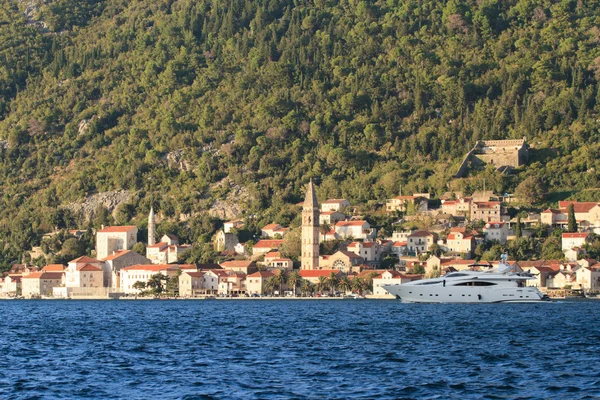 Stadt von Perast und Jacht in den Strahlen der untergehenden Sonne. Montenegro — Stockfoto