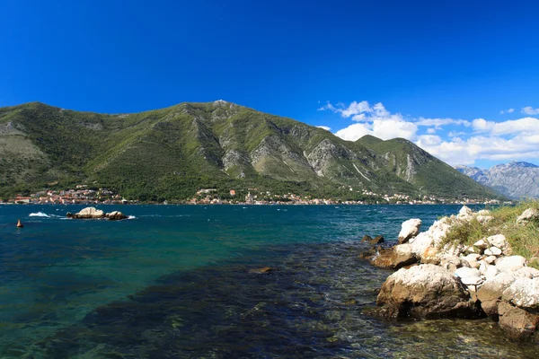 Schitterende Adriatische kust. Helder water en hoge bergen — Stockfoto