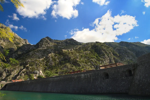 Antigua muralla de fortaleza, rodeada por un foso, Montenegro — Foto de Stock