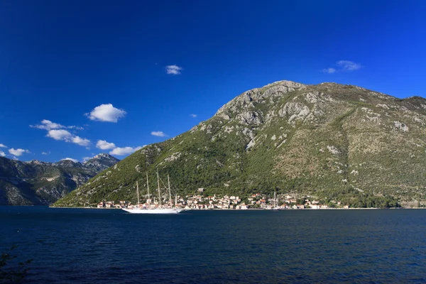 航行中的船山，黑山的背景 — 图库照片