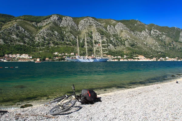 Travel by sea or by land? Sailboat or a bike? — Stock Photo, Image