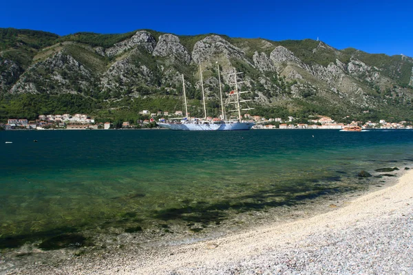 Prachtige vier-masten schip in de baai van Kotor, Montenegro — Stockfoto