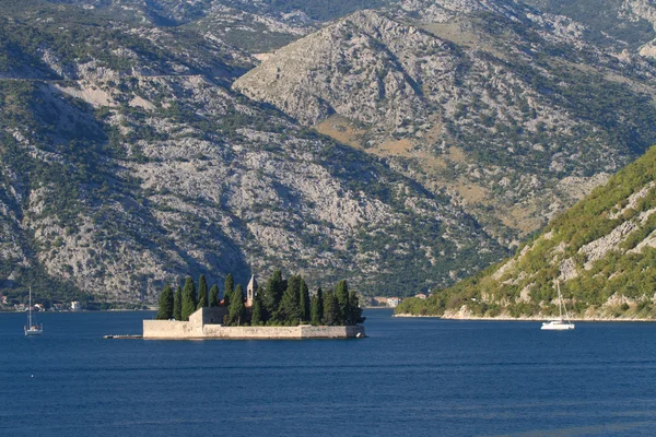 Beautiful Our Lady of the Rocks island in the Bay of Kotor — Stock Photo, Image