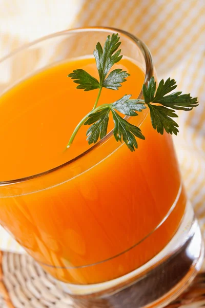 Frisk græskar saft med persille i glas makro - Stock-foto