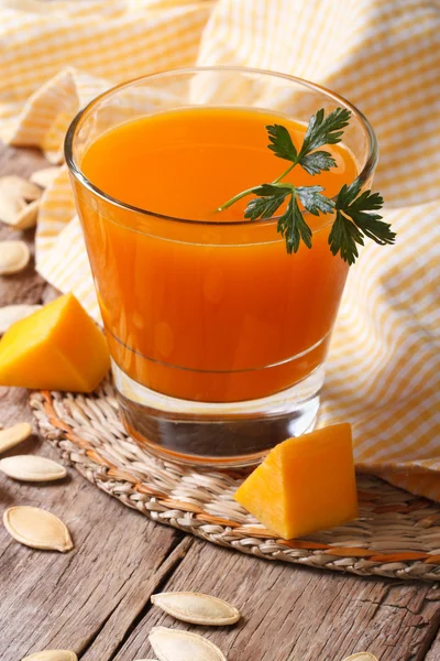 A useful juice of ripe pumpkin close-up, vertical — Stock Photo, Image