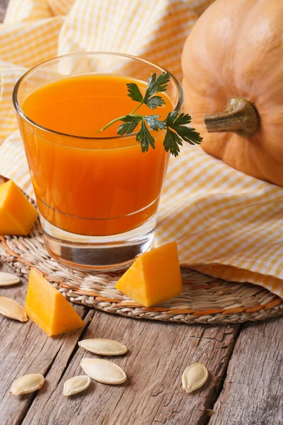 Ein ganzer Kürbis und frischer Saft, senkrecht — Stockfoto