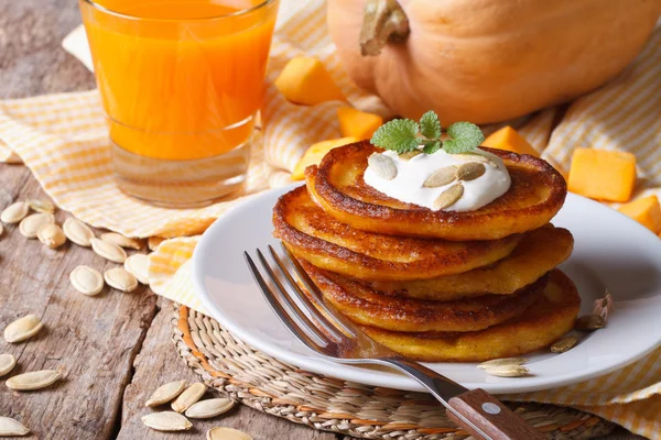 Pumpkin pannkakor med gräddfil och juice — Stockfoto