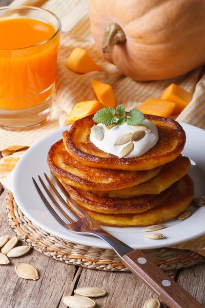 Pumpkin pannkakor och juice närbild — Stockfoto