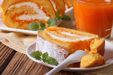 Bir dilim lezzetli havuç plaka üzerinde yatay rulo