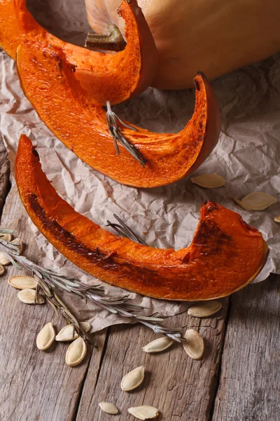 Calabaza recién horneada de cerca en la mesa. Vista superior — Foto de Stock