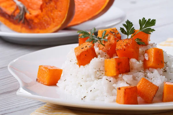 Risotto com abóbora close-up em uma chapa . — Fotografia de Stock