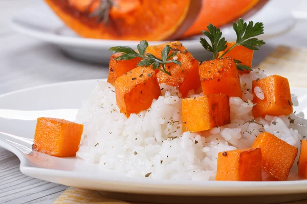 Arroz com abóbora assada close-up em um prato — Fotografia de Stock