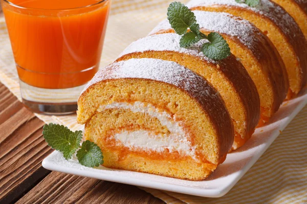 Lekker dessert van pompoen roll met crème close-up — Stockfoto