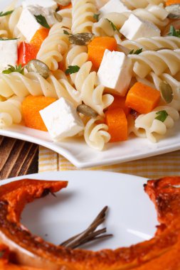 Fırında kabak ve makarna ile beyaz yakın çekim