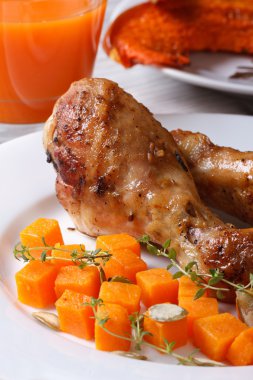 Kabak, tavuk budu ve suyu, dikey ile süsleyin 