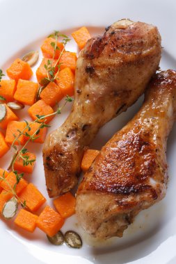 Kavrulmuş Tavuk sopaları ile kabak, dikey Üstten Görünüm 