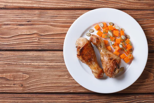 Kaki ayam panggang dengan hiasan labu, pemandangan atas — Stok Foto