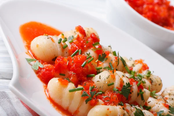 A paradicsomszósz a friss fűszernövények egy fehér tányérra gnocchi. — Stock Fotó