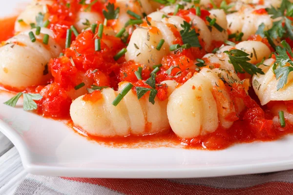 Gnocchi z sosem pomidorowym i świeże zioła makro — Zdjęcie stockowe