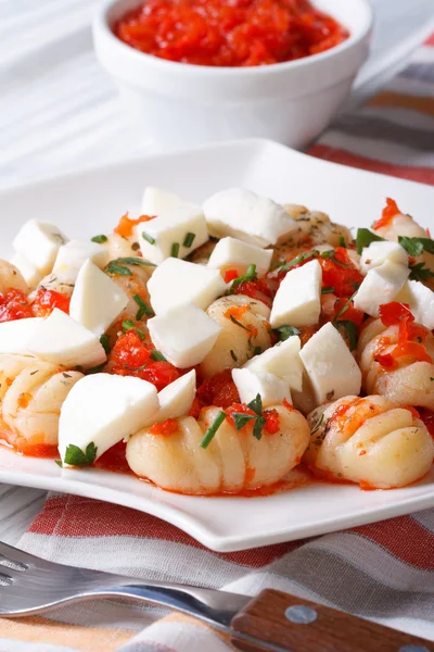 Kluski ziemniaczane z mozzarellą w sosie pomidorowym, pionowe — Zdjęcie stockowe