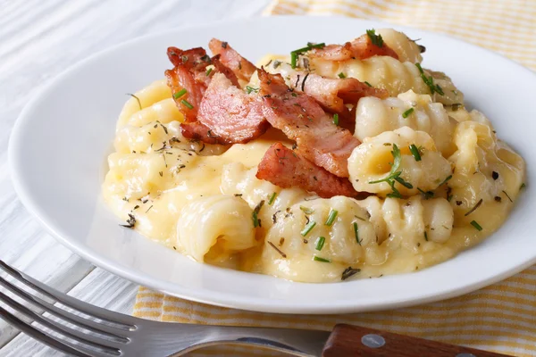 Gnocchi with cheese sauce and bacon. close up — Stock Photo, Image