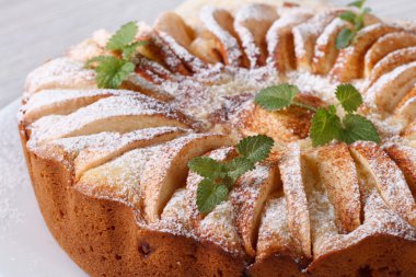 elmalı turta ile nane tarçın ile pudra şekeri serpilir